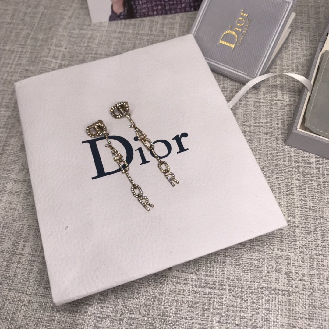 秋季迪奥Dior 耳环超级简单的耳环 标志性logo 复古色真正做到1:1，不是市面上的小版本，跟专柜大小一样 喜欢耳环的这款必备 尺寸佩戴最适合的大小 大方 优雅