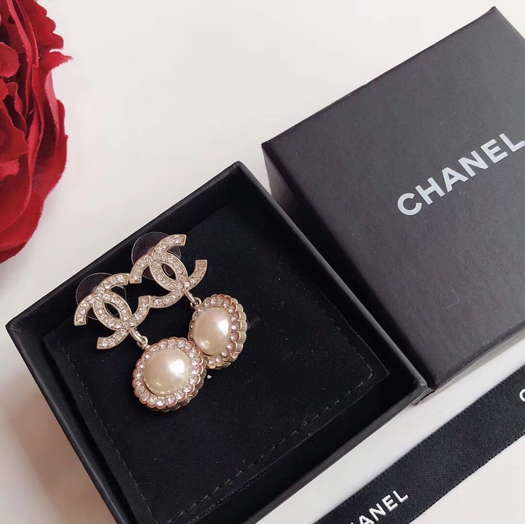 Chanel Chanel 2019年秋冬新品 专柜同步上新 双C镶钻珍珠花朵耳钉 精选原版一致黄铜材质搭配s925纯银针