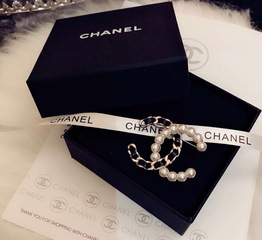 Chanel 链条 Chanel双C胸针，一边珍珠，一边羊皮，五金两边也是不同的，香粉必入的classical style，用了13颗施华洛世奇珍珠，光泽感十足，侧面底部抛光非常到位，这个ZP的logo是直接镭射激光上去的，简洁大方有内涵，香粉别错过[机智