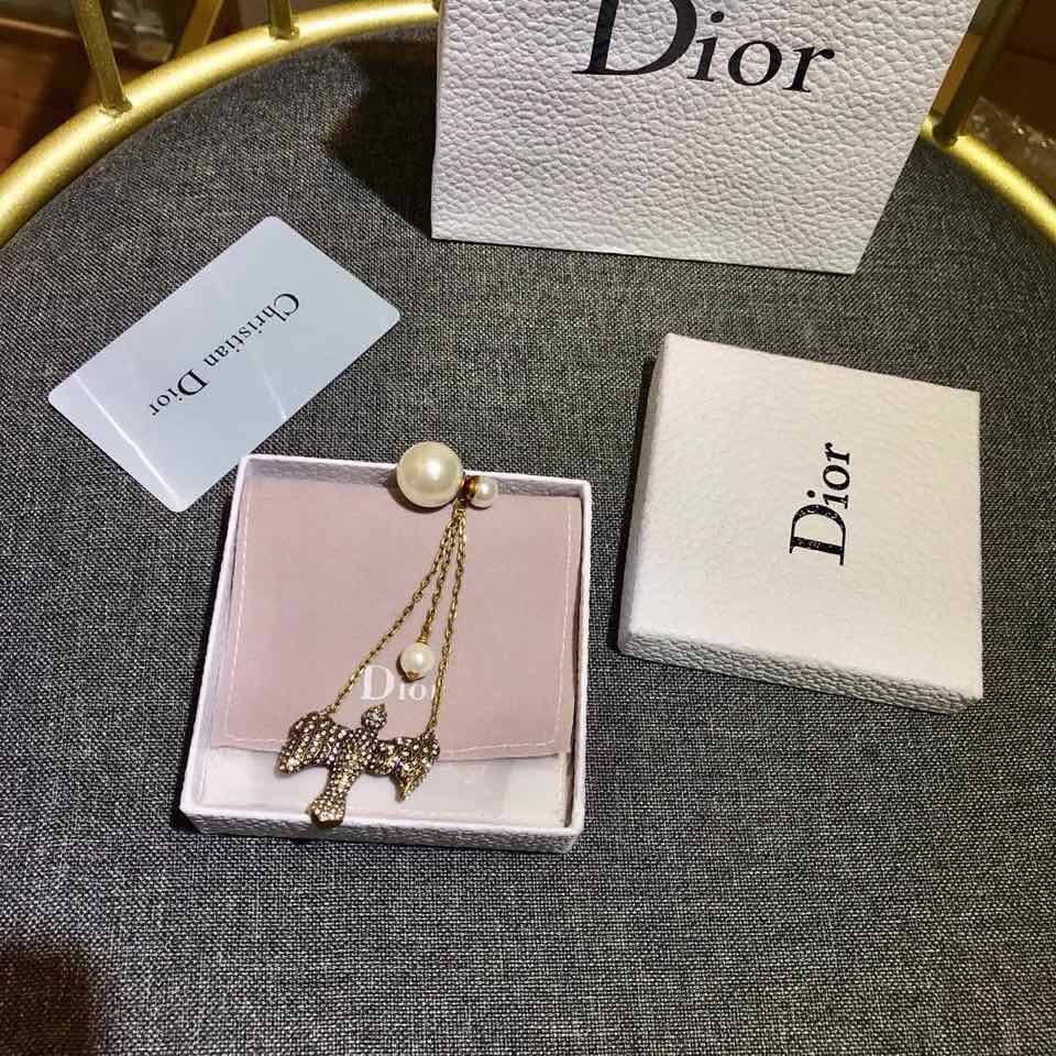 Dior 迪奥18新 复古淡金色珍珠单边耳钉超个性又时尚的一款单品！