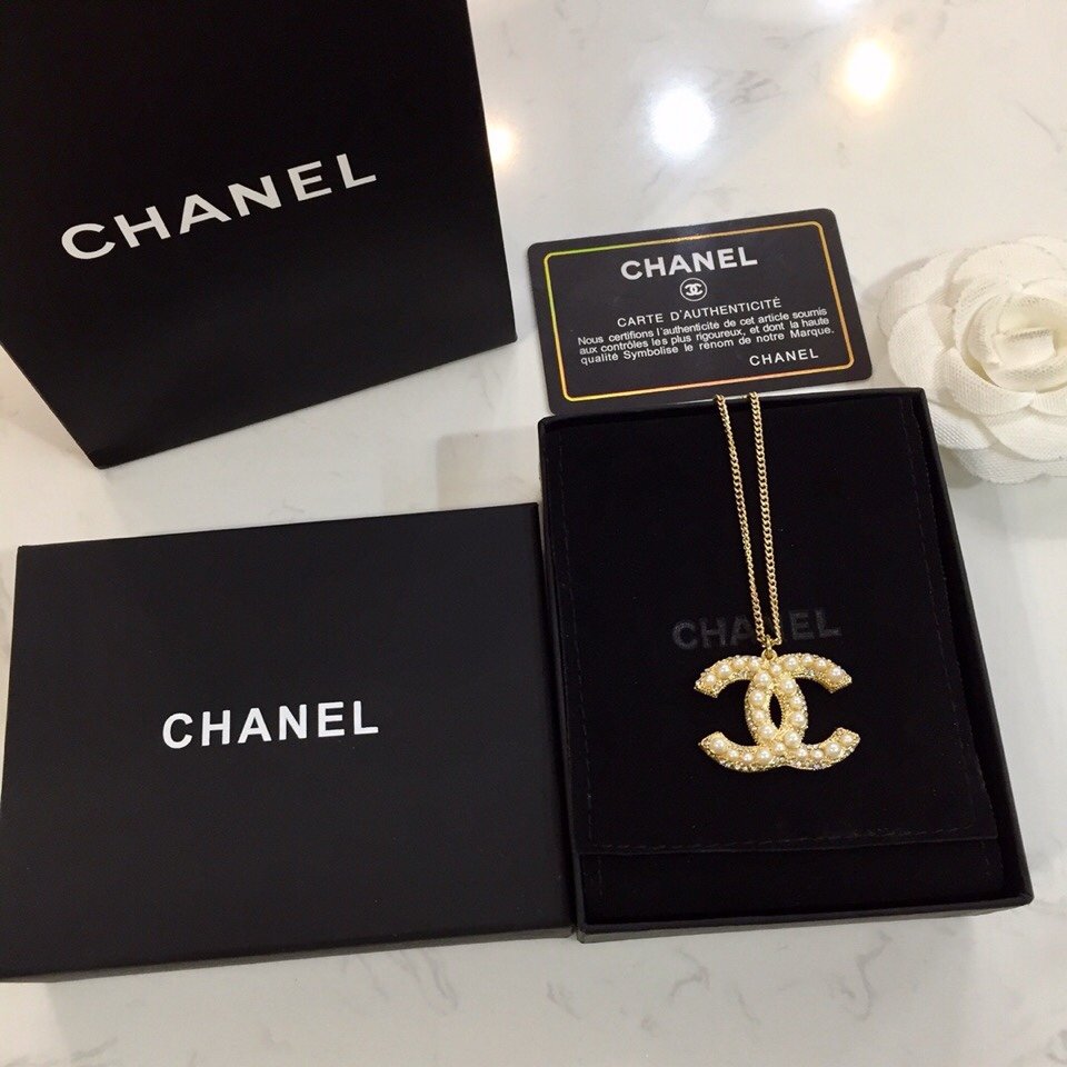 Chanel Chanel 香奈儿 耳钉 项链， 时尚百搭 超美1:1精致做工 跟正品一样制作 美丽的东西不需要华丽的背景 随便拍拍就超美 华丽 大气 明星网红同款