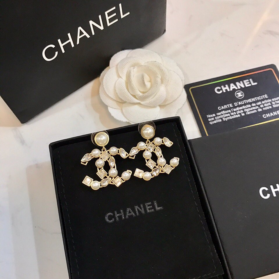 Chanel Chanel 香奈儿 耳钉 项链， 时尚百搭 超美1:1精致做工 跟正品一样制作 美丽的东西不需要华丽的背景 随便拍拍就超美 华丽 大气 明星网红同款项链