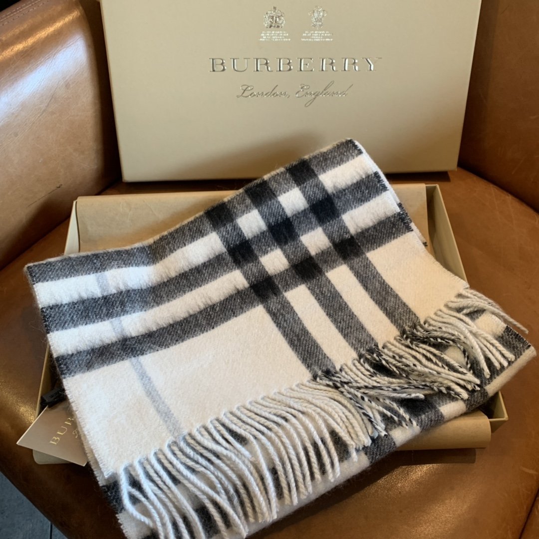 Burberry 双面金属丝羊绒围巾，金银丝与羊绒完美的组合 一面素色金属丝一面经典格纹 创新又不失经典 30*168cm 100%羊绒