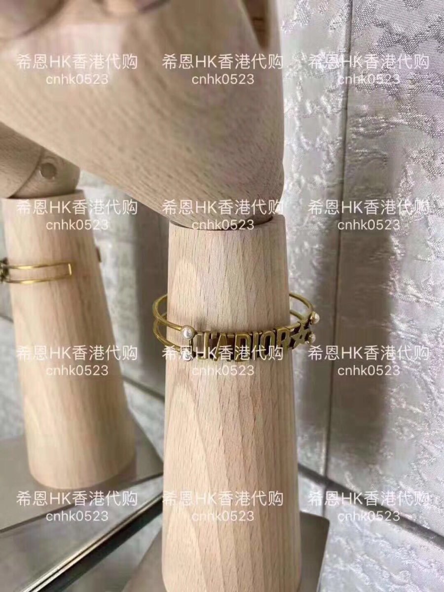 dior 迪奥 复古字母开口jadior 字母 手镯 随你怎么戴 都是美得不要不要 女权系列的复古风格 以珍珠点缀 工艺精湛 细节完美 每一个字母的立体感清晰可见 百搭相当的女王范