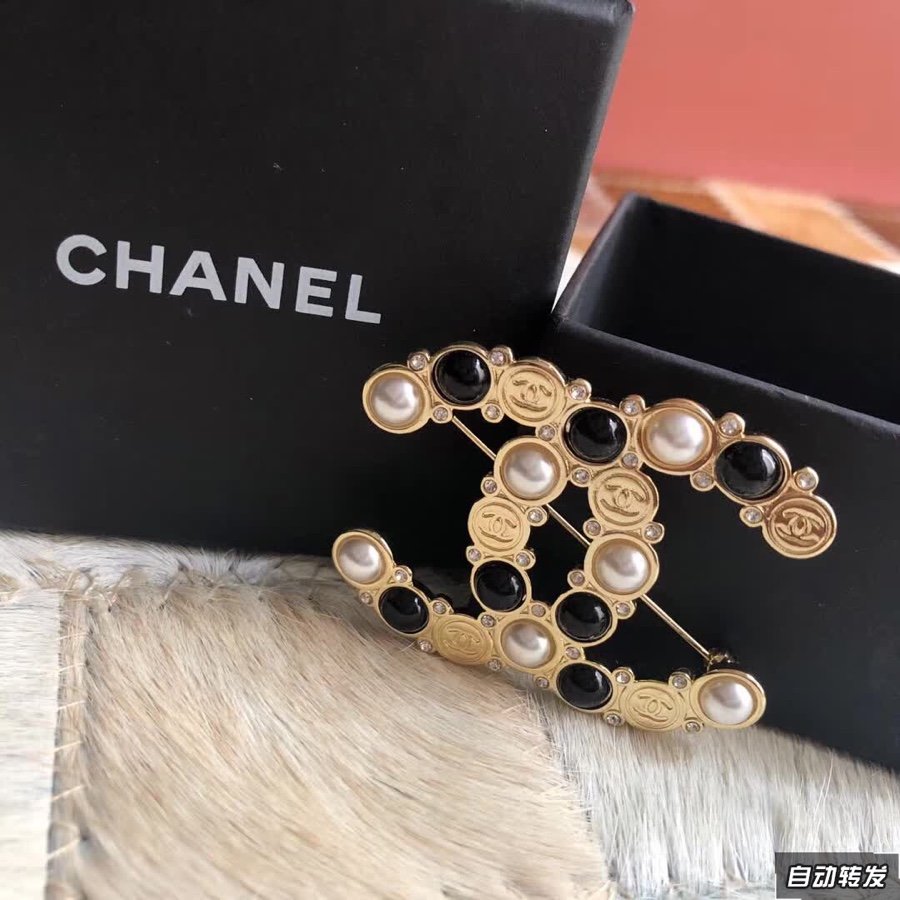 xx293 Chanel Chanel 2019年秋冬新品 专柜同步上市 黑白珍珠双C胸针 经典百搭单品 精选原版一致黄铜材质