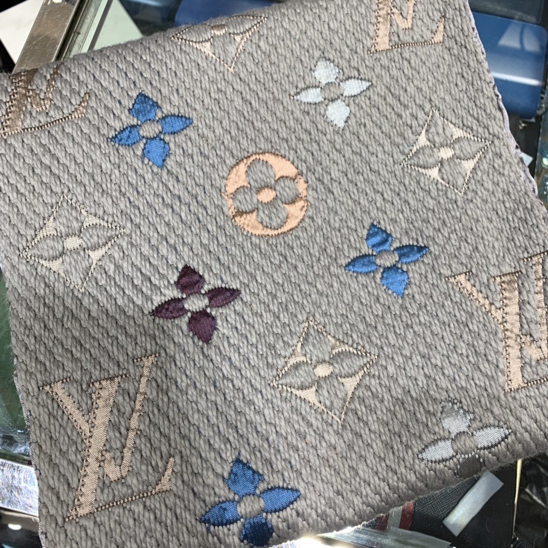 Louis Vuitton 七彩围巾 30*170cm 85%羊毛15%真丝 Rainbow 围巾采用提花工艺织就全幅字母和经典花卉，厚实羊毛底布更添融融暖意。