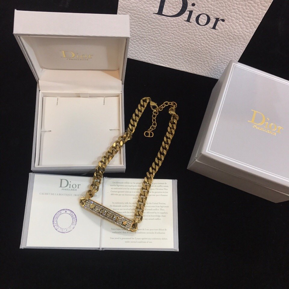 Dior/迪奥项链 采用复古金色作为主要颜色，为首饰增添了一份可爱的风格，饰品的复古风格非常的讨好，金色系的饰品佩戴在身上都特别的显白，喜欢的抓紧时间入手了