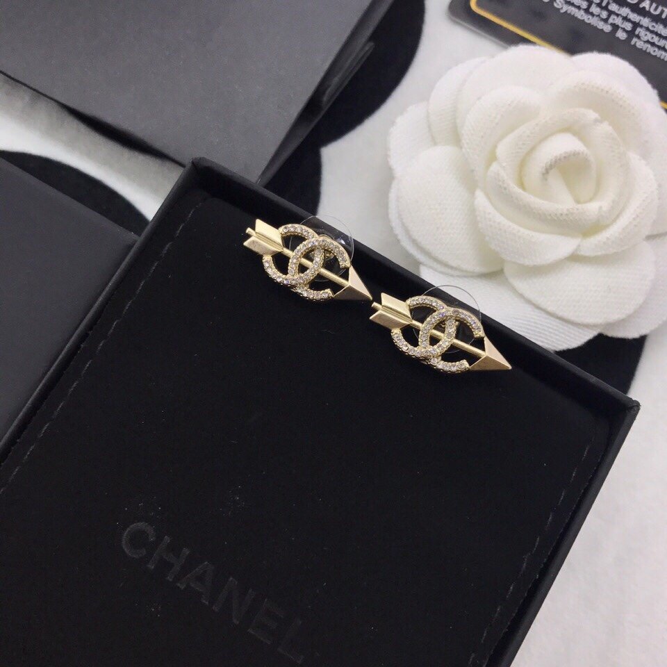 Chanel香奈儿Chanel 2019耳钉 热销款 市面最高版本！专柜1:1款式开模 专柜原版材质 女神必备 超级显脸瘦．