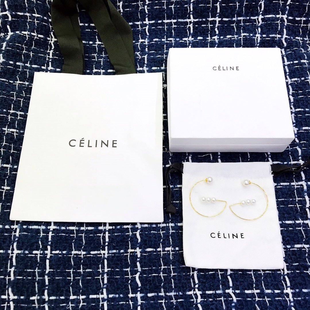 〖CELINE〗赛琳。必备的耳扣 佩戴效果巨佳代购级别的ZP，耳针防过敏处理，放心佩戴 这款真心超级考验师傅的耐心，比一般的耳钉都要花上几倍的时间和心思才可以完成。