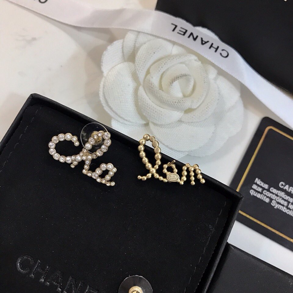 Chanel Chanel 香奈儿 耳钉 项链， 时尚百搭 超美1:1精致做工 跟正品一样制作 美丽的东西不需要华丽的背景 随便拍拍就超美 华丽 大气 明星网红同款项项链150 耳钉