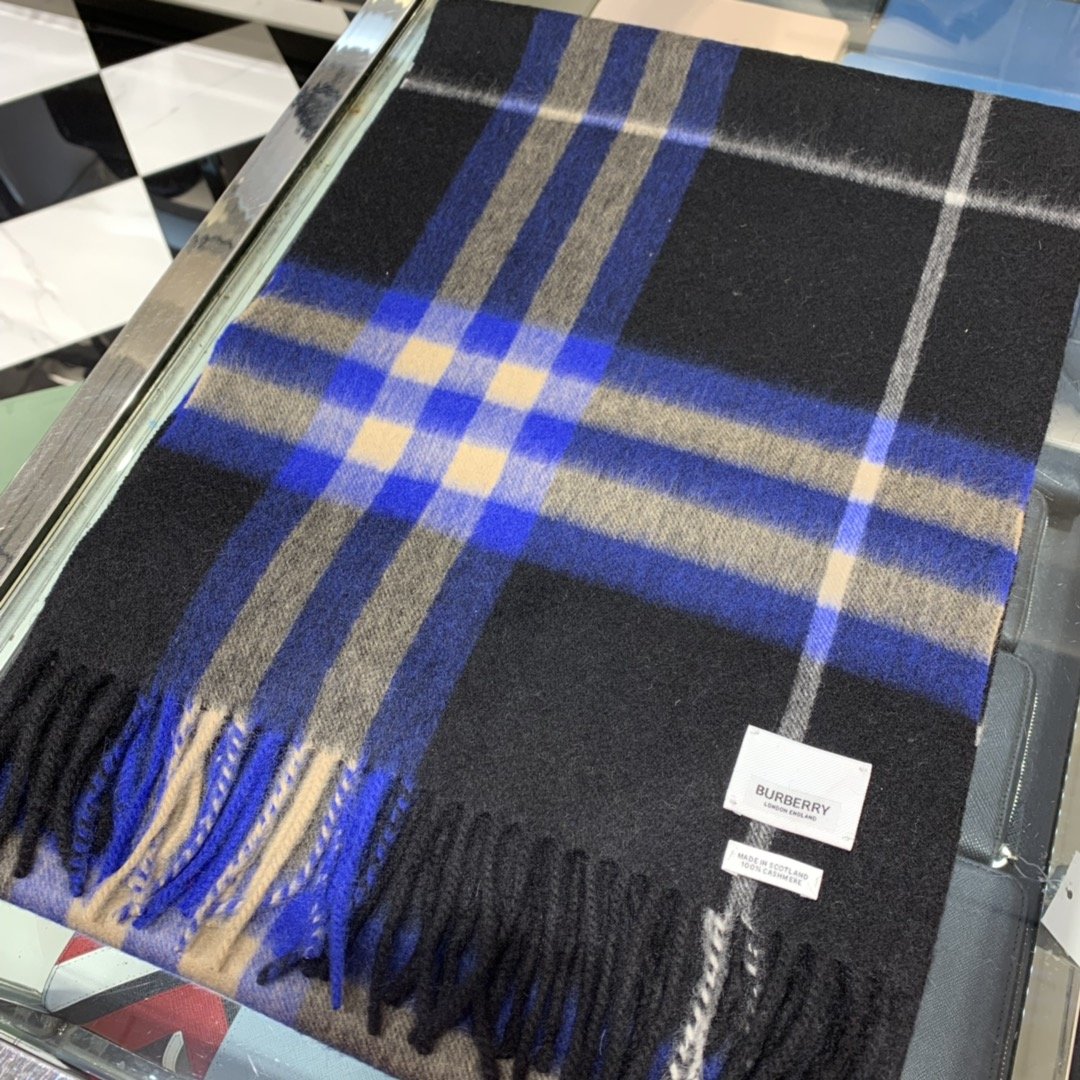 Burberry 柔软的触感带来极致的温暖和舒适 经典款围巾 30*168cm 100%羊绒