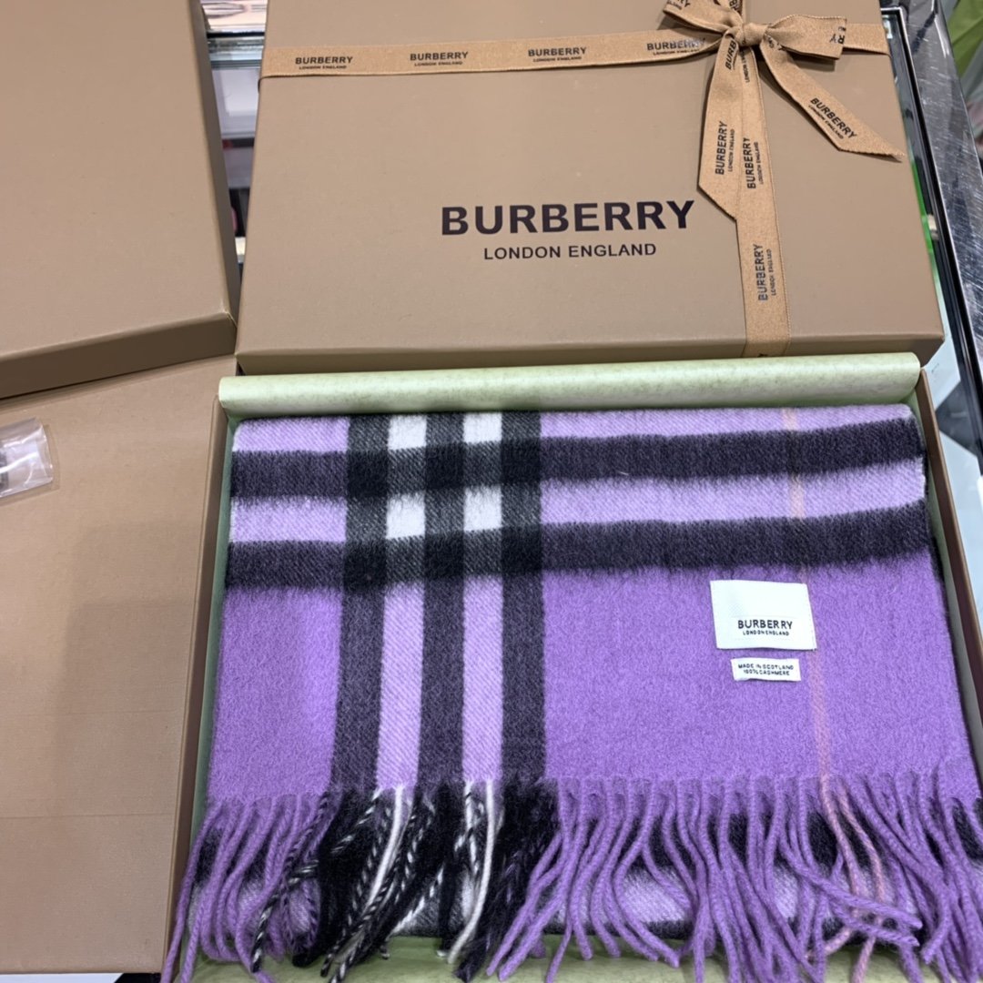 Burberry 柔软的触感带来极致的温暖和舒适 经典款围巾 30*168cm 100%羊绒