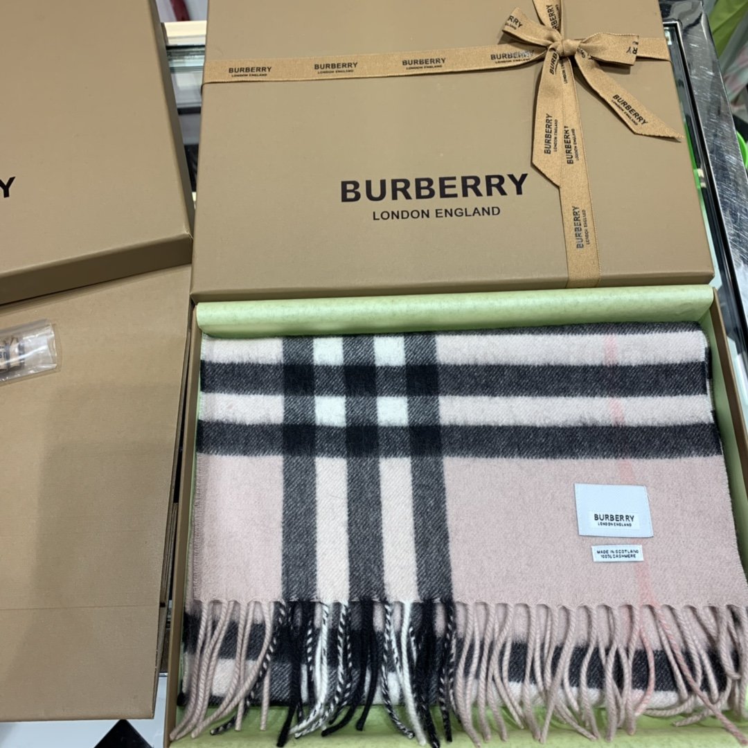 Burberry 柔软的触感带来极致的温暖和舒适 经典款围巾 30*168cm 100%羊绒