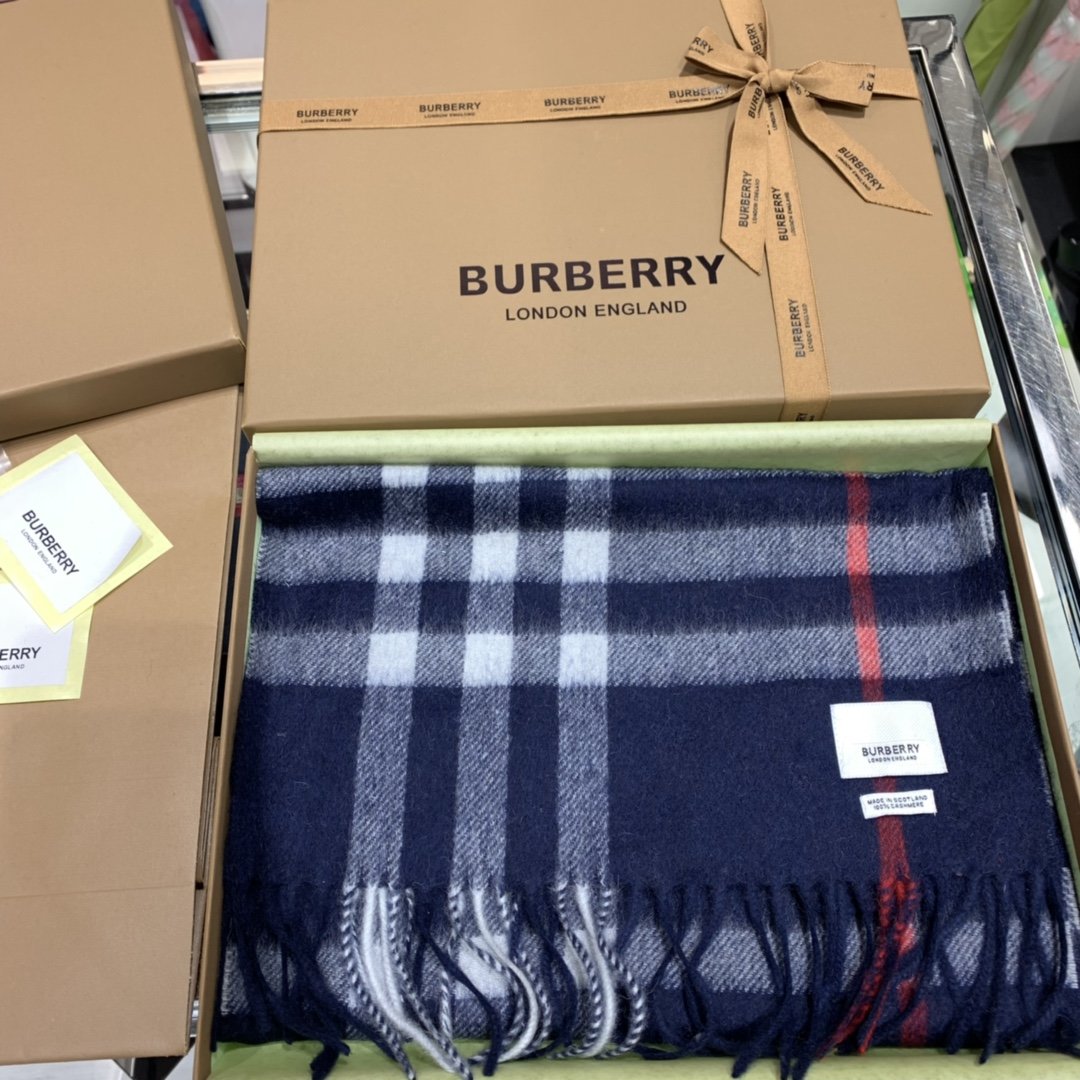 Burberry 柔软的触感带来极致的温暖和舒适 经典款围巾 30*168cm 100%羊绒