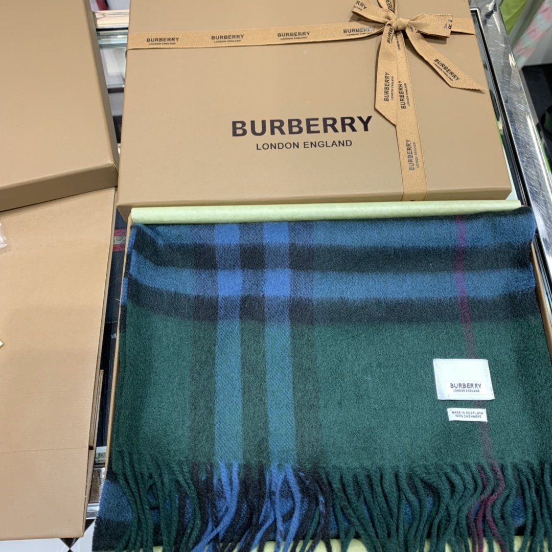 Burberry 柔软的触感带来极致的温暖和舒适 经典款围巾 30*168cm 100%羊绒