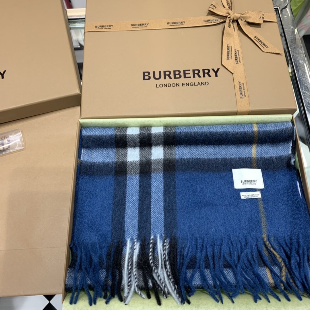 Burberry 柔软的触感带来极致的温暖和舒适 经典款围巾 30*168cm 100%羊绒