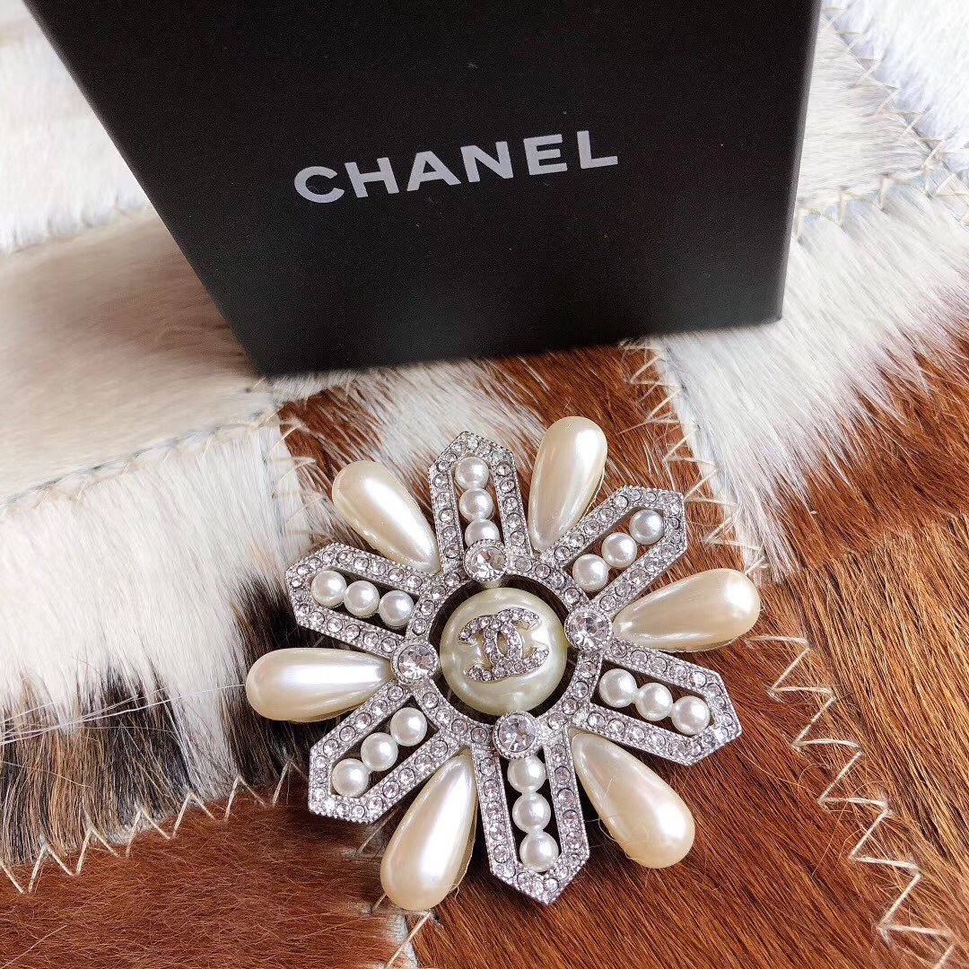 xx470 Chanel Chanel 2020年秋冬新品 雪花珍珠胸针 唯美浪漫梦幻 精选原版一致黄铜材质