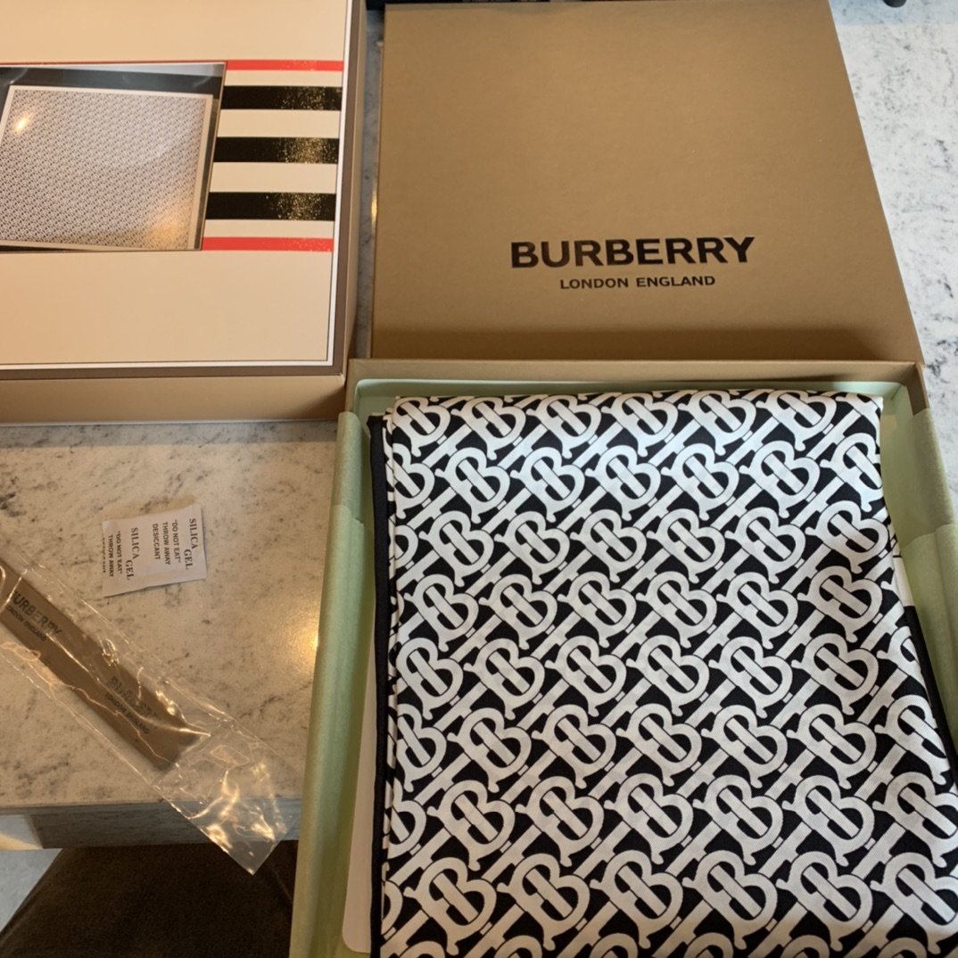 Burberry 专属标志～黑白 90*90cm 100%真丝 原单品质