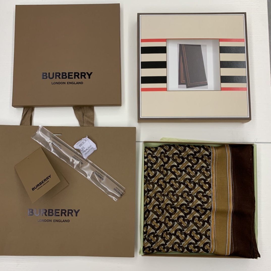 Burberry 专属标识长巾～棕色 100%真丝 200*100cm 采用专属标识丝质雪纺面料打造，搭配纯色边缘与品牌徽标