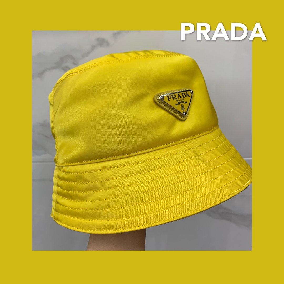 Prada 渔夫帽 时尚圈无人不知无人不晓 尼龙材质特别轻巧 设计简单又不失其独特的味道 谁带谁好看 买就对了