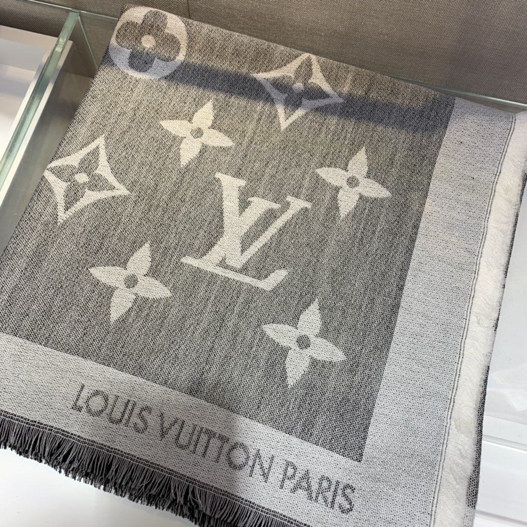 Louis Vuitton 老花大流苏披肩采用大尺寸羊绒真丝混纺，流苏下摆别具质感，是冬日配饰的理想之选。 140*140m 70%羊绒30%真丝