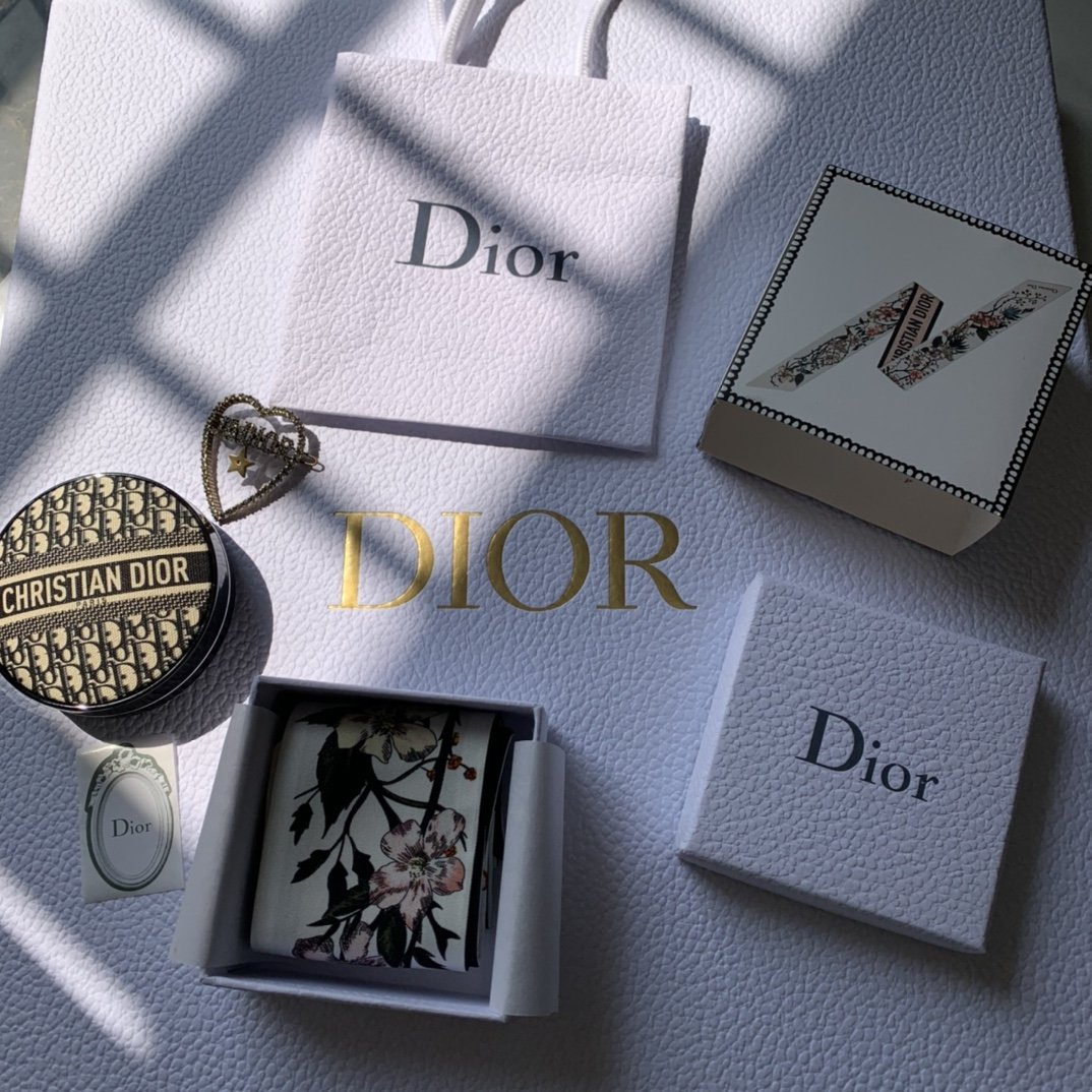 Dior 蔷薇花 6*106cm 100%斜纹真丝 可围系在颈部或手腕上，系于包包也很出彩