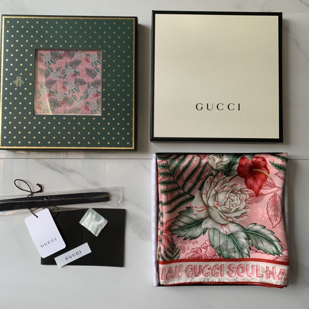 Gucci 夏威夷～粉色 巧妙融入焕新演绎的经典夏威夷风格印花，粉色面料上呈现繁茂的棕榈叶和鲜艳的红掌花，为围巾注入生动鲜活的魅力 90*90cm 100%真丝 原单品质