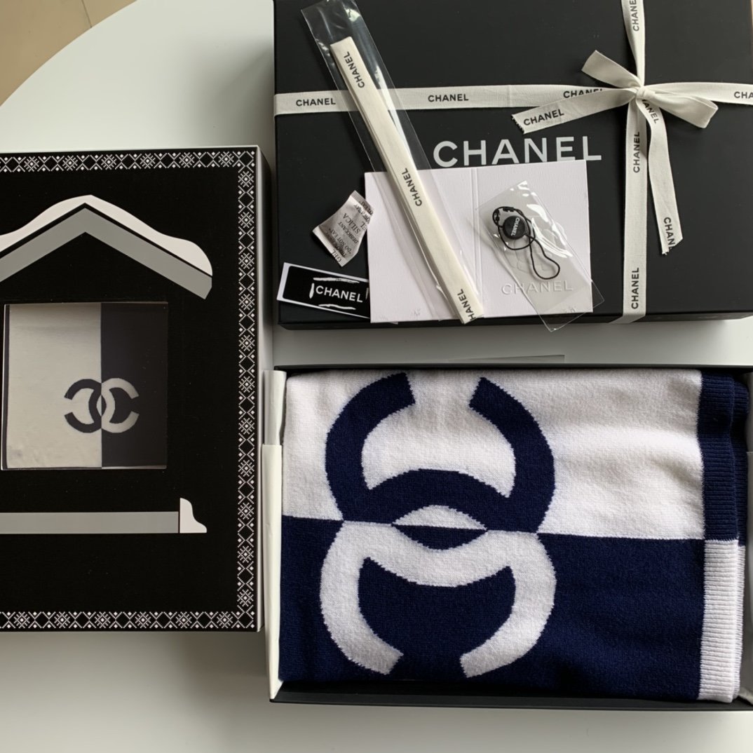 Chanel 优雅浪漫～蓝白 60*200cm 100%羊绒 Chanel一直以最简单的色调诠释最优雅的浪漫 原单品质