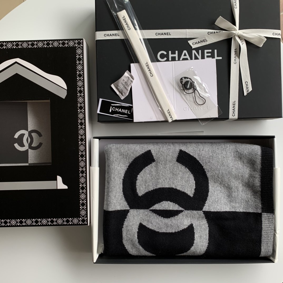 Chanel 优雅浪漫～黑灰 60*200cm 100%羊绒 Chanel一直以最简单的色调诠释最优雅的浪漫 原单品质