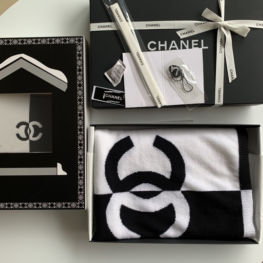 Chanel 优雅浪漫～黑白 60*200cm 100%羊绒 Chanel一直以最简单的色调诠释最优雅的浪漫 原单品质