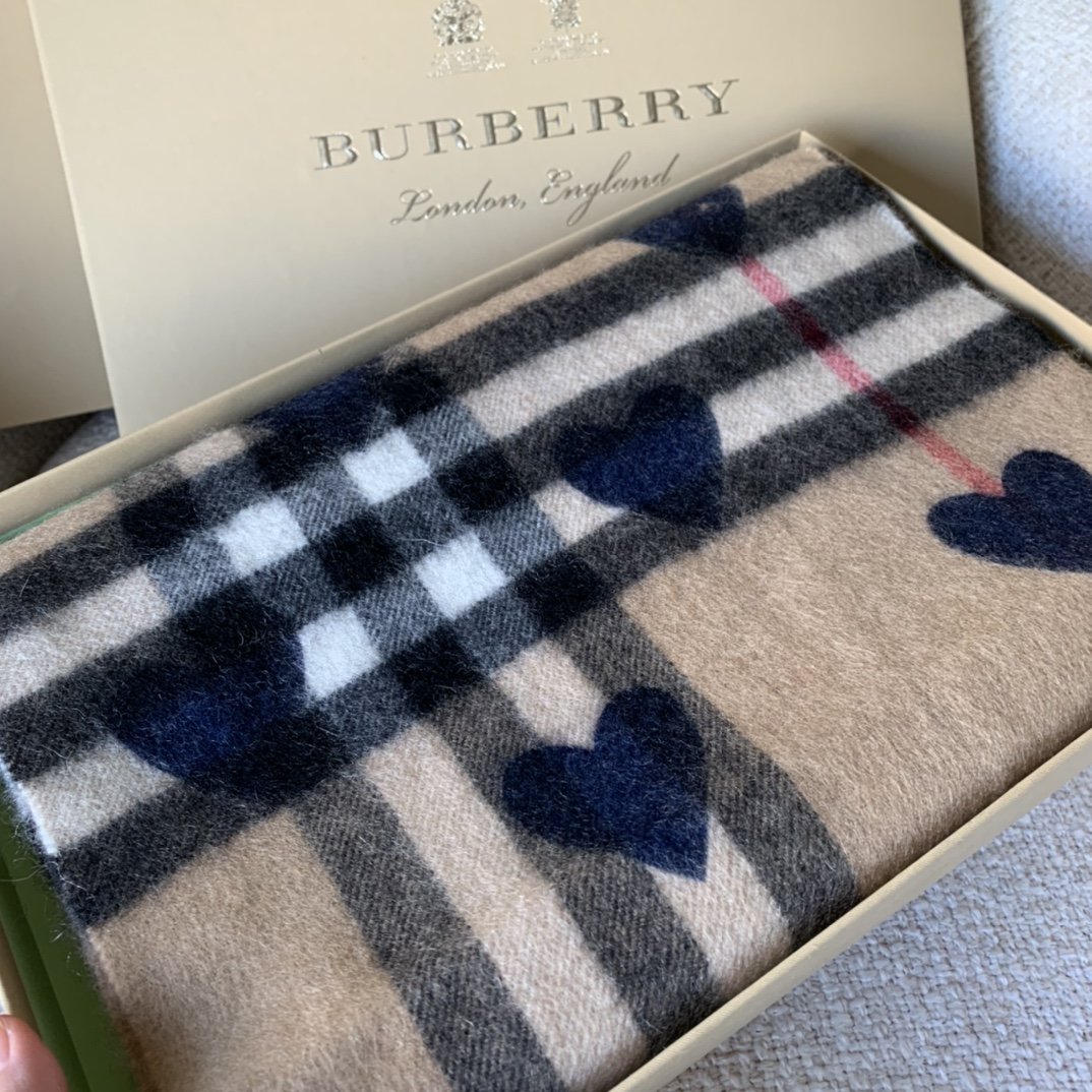 Burberry with love 系列 冬日臻爱献礼 为爱准备的 纯羊绒材质 抵御寒冷 柔软的触感 浓浓暖意来袭 精致的爱心图案设计 别致 专柜最新包装 送礼佳品 30*168cm