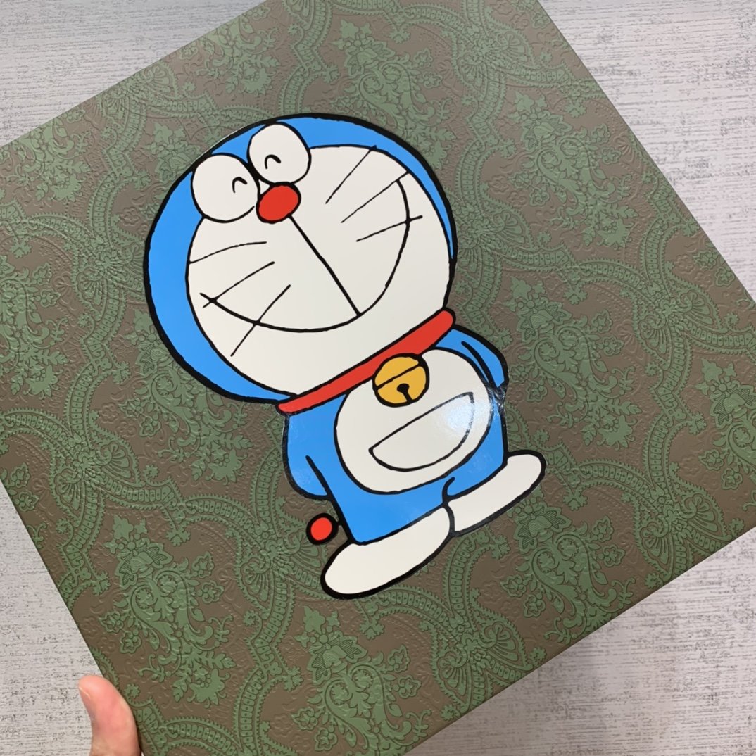 Doraemon x G联名真丝方巾 哆啦A梦来了，带着未来的梦想来了。他的四次元口袋里有惊喜，有祝福，更有满满的爱与勇气 Gucci 90*90cm 100%斜纹真丝 全新哆啦A梦包装