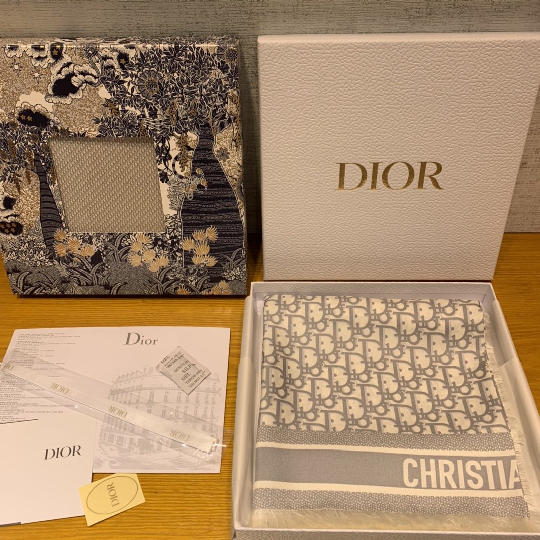 Dior 流金字母～灰色 90*90cm 100%斜纹真丝 锁边拆须工艺 原单品质