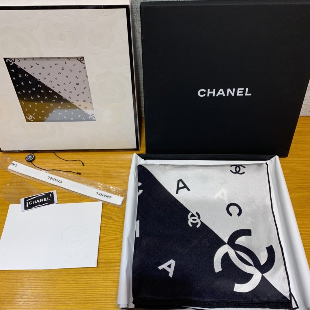 Chanel 高雅 简约 精美 90*90cm 100%真丝 暗纹提花织纹 原单品质 错位字母～黑色