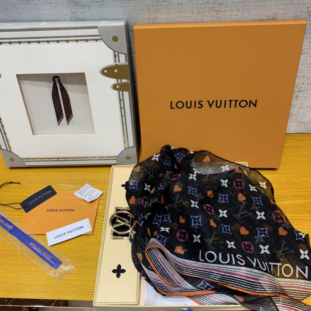 Louis Vuitton 纸牌游戏真丝长巾 黑色 180*42cm 100%真丝 玩味游戏世界的纸牌花色 原单品质